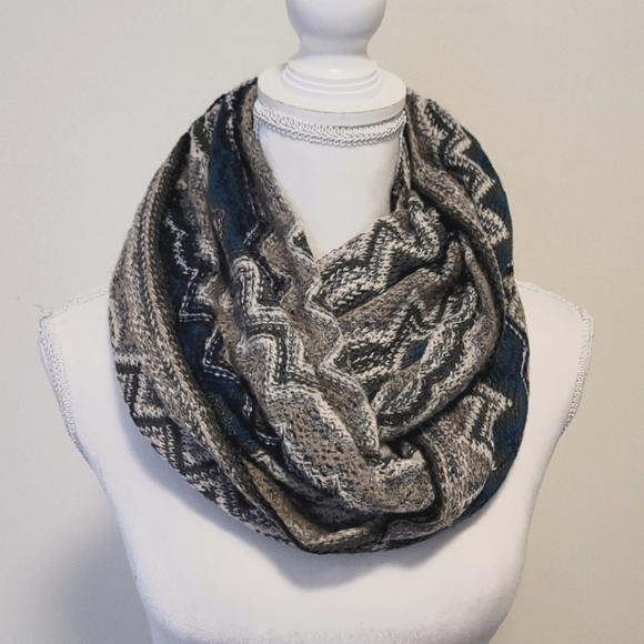Women's scarf. - Picture 1 of 4